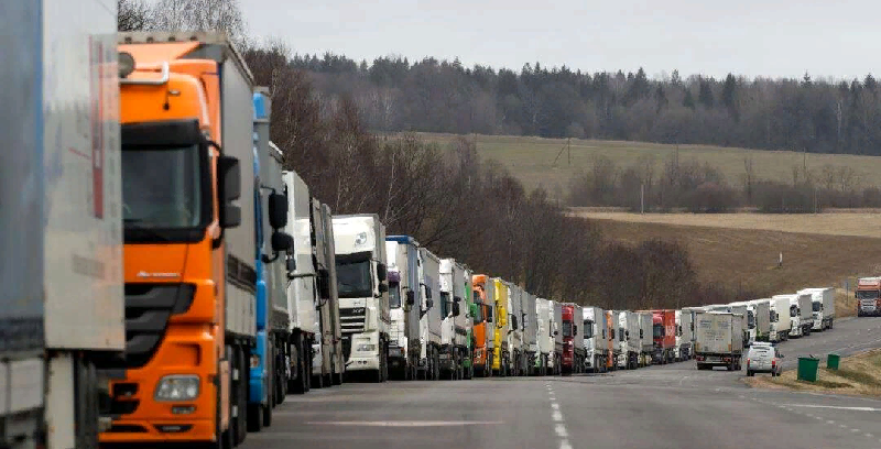 грузовики на границе с Венгрией